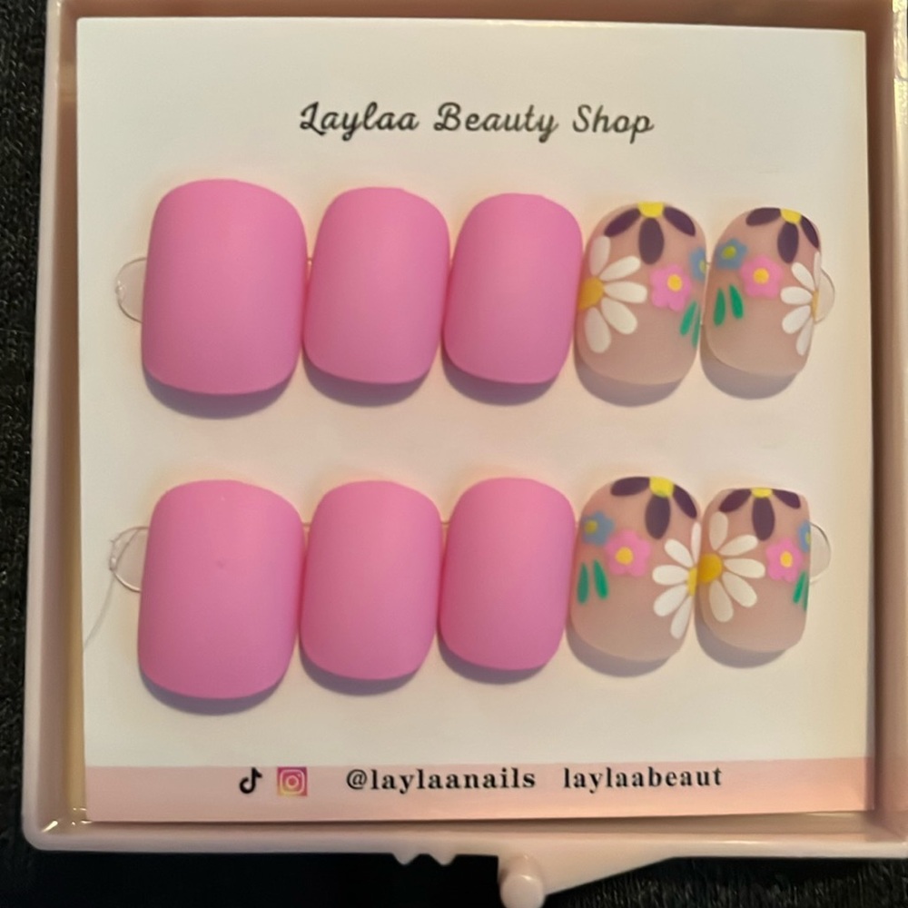 Press-On Nails
From Laylaa Beauty Shop